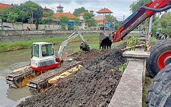 Perlancar  Saluran Irigasi  Dinas PUSDA Kabupaten Malang Keruk Sedimen