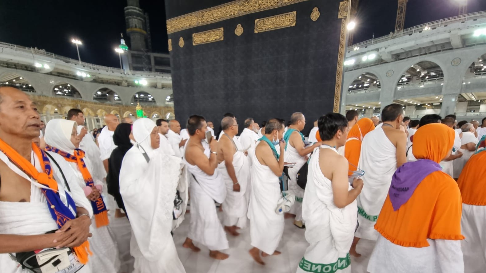 PJ Gubernur Jatim Lantik Puluhan PPIH Jelang Keberangkatan Haji 