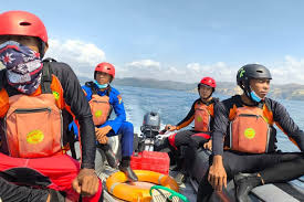 Wisatawan Tersapu Ombak Di Pantai Kedung Tumpang