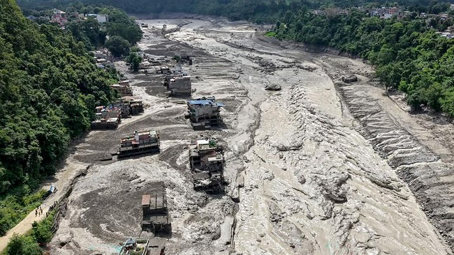 Danau Bentukan Longsor Meluap, Pencarian Korban Banjir Nepal–Tibet Sempat Dihentikan