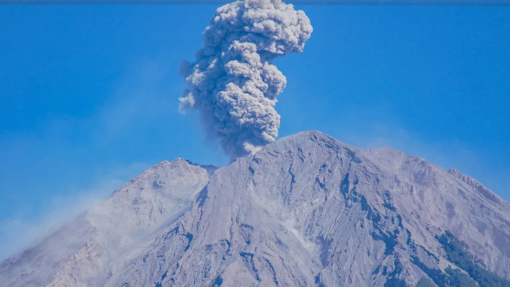 Semeru Masih Siaga, Warga Tetap Beraktivitas di Luar Zona Bahaya