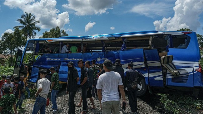 4 Orang Meninggal Dalam Insiden Laka Kereta Api Dengan Bus Di Sumatera Selatan 