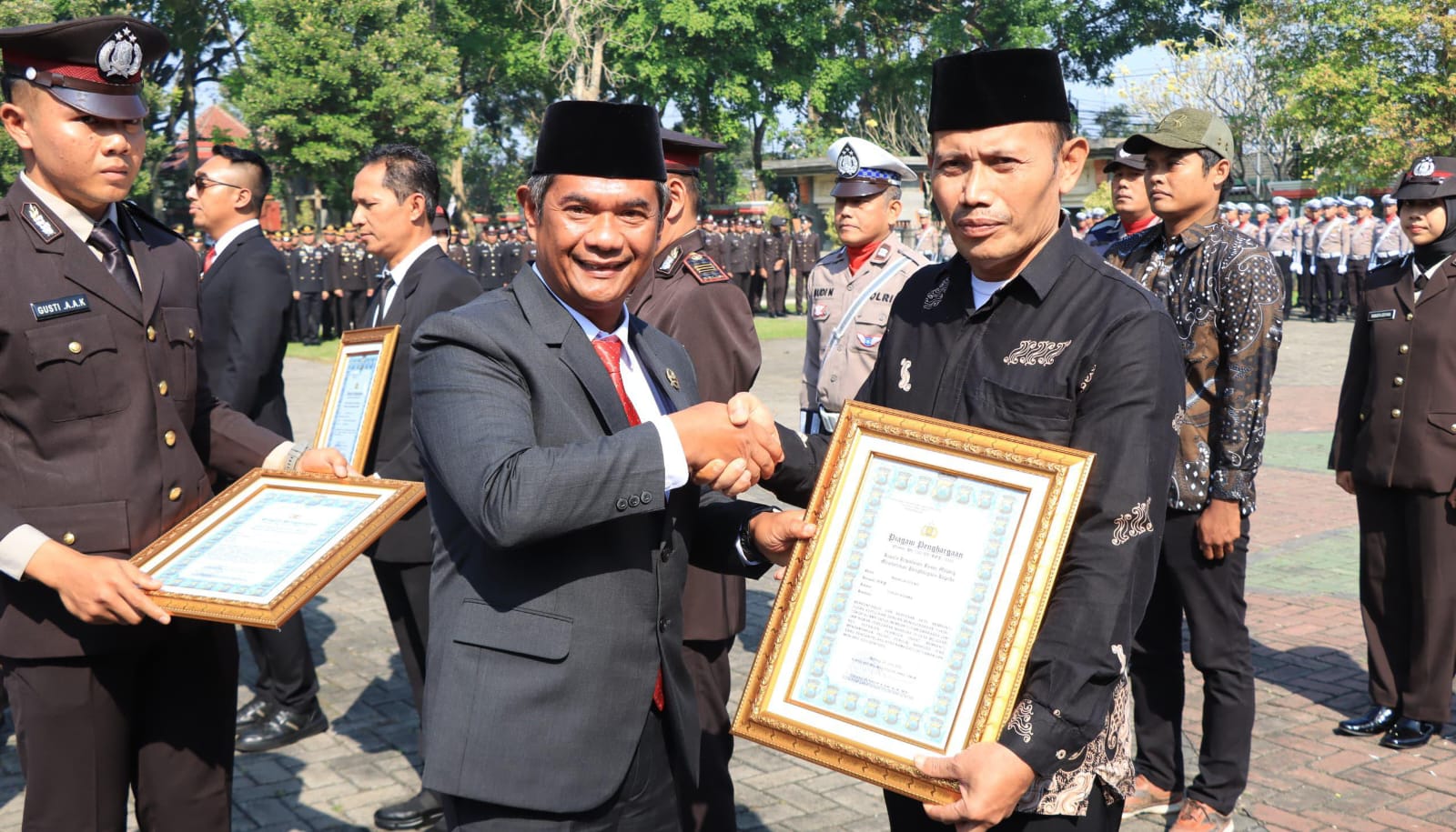 Peringati Hari Bhayangkara, Polres Malang Beri Penghargaan ke Warga