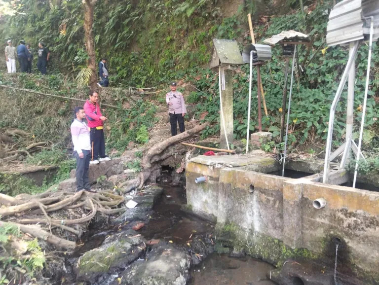 Polisi Buru Dua Pria dalam Video Asusila Viral di Tepi Sungai Brantas