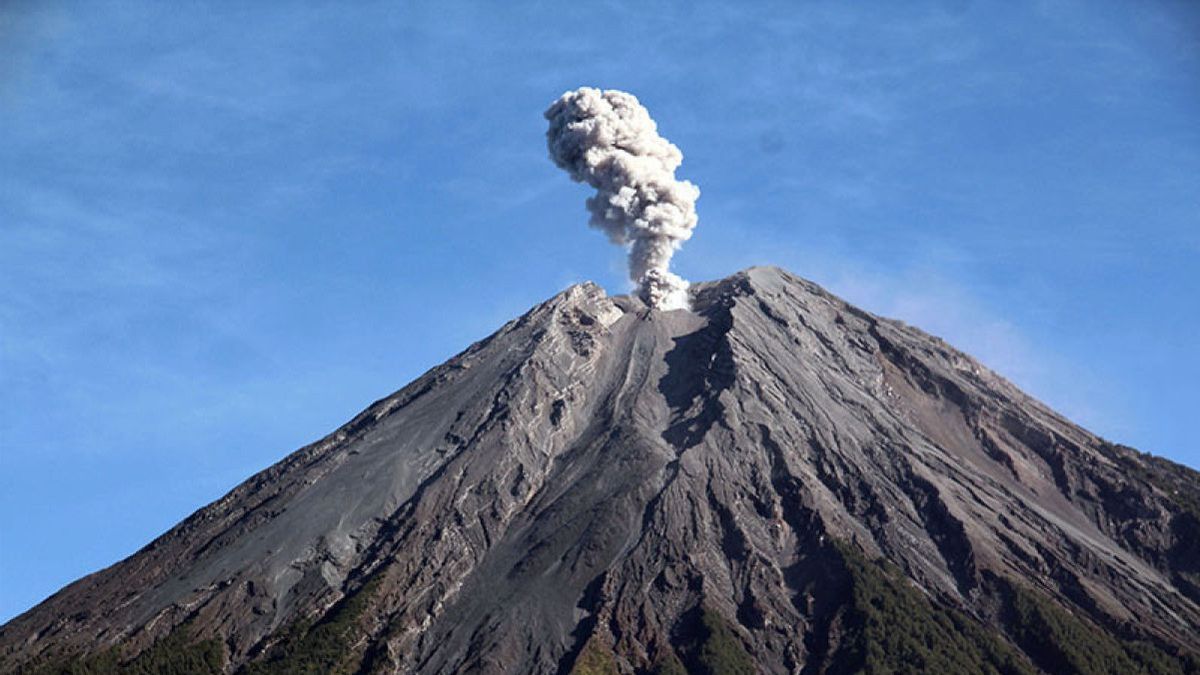 Gunung Semeru Alami Erupsi Hari Ini