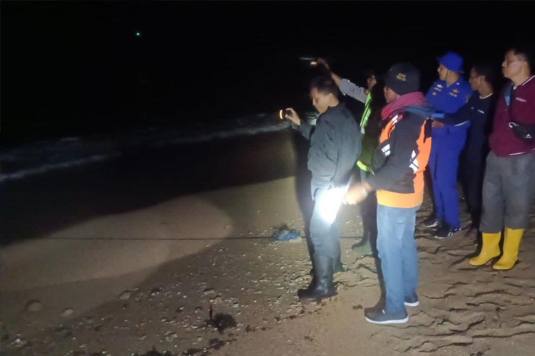 Polres Malang Terjunkan Tim Gabungan Cari Korban Terseret Ombak di Pantai Kondang Merak