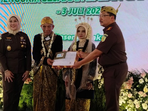 Kejari Kabupaten Malang Gelar Nikah Massal