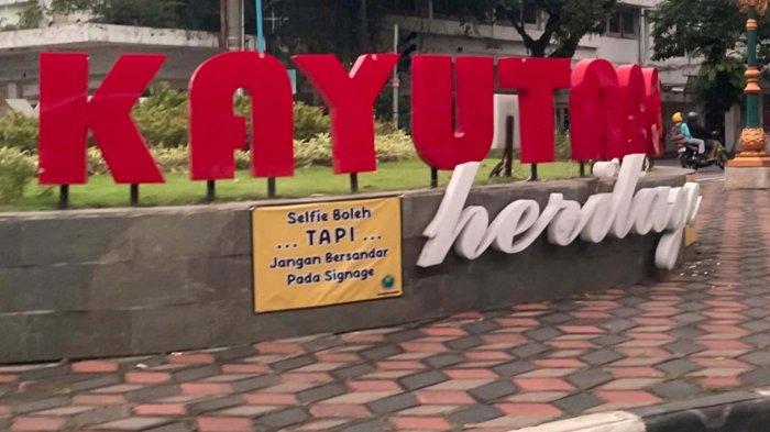 DLH Kota Malang Imbau Wisatawan Tidak Bersandar di Signage Kajoetangan Heritage