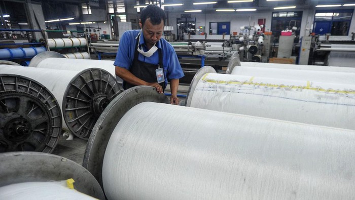 Puluhan Ribu Buruh Pabrik Tekstil di Indonesia Terancam PHK