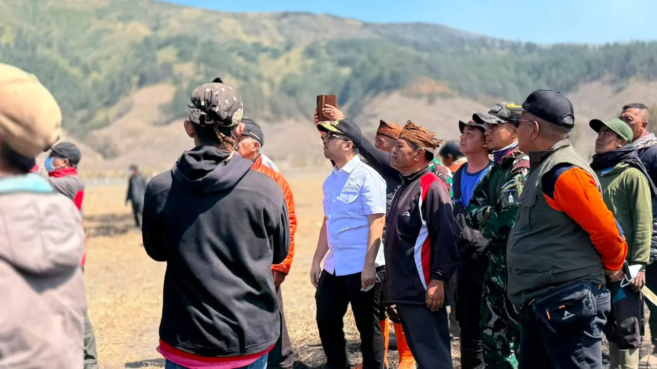 Api Meluas 520 Hektare, Pemadaman Karhutla Bromo Berpacu dengan Arah Angin