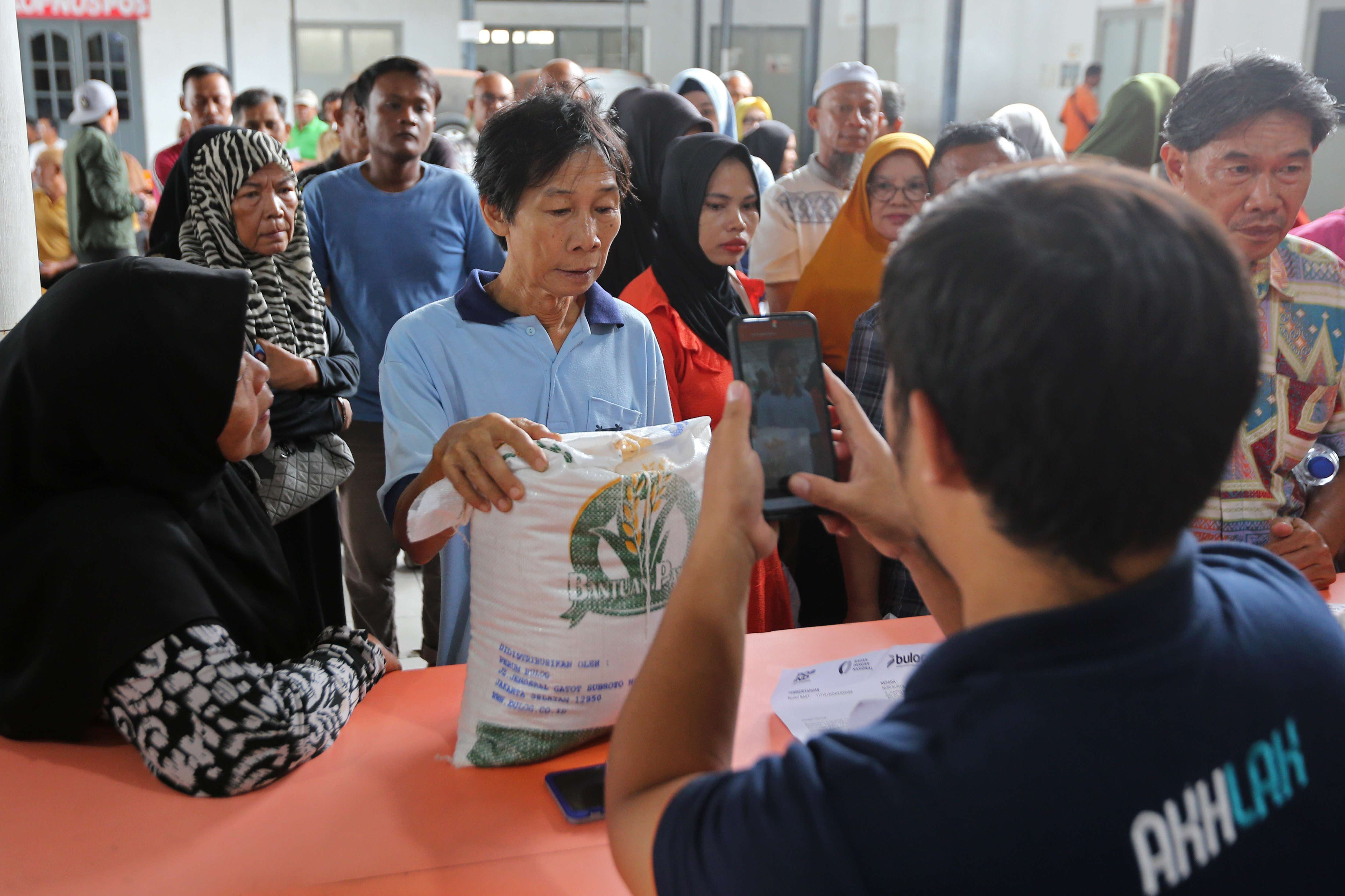 Pemerintah Tunda Penyaluran Bantuan Beras