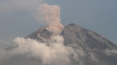 Gunung Semeru Alami Puluhan Erupsi dalam Sehari