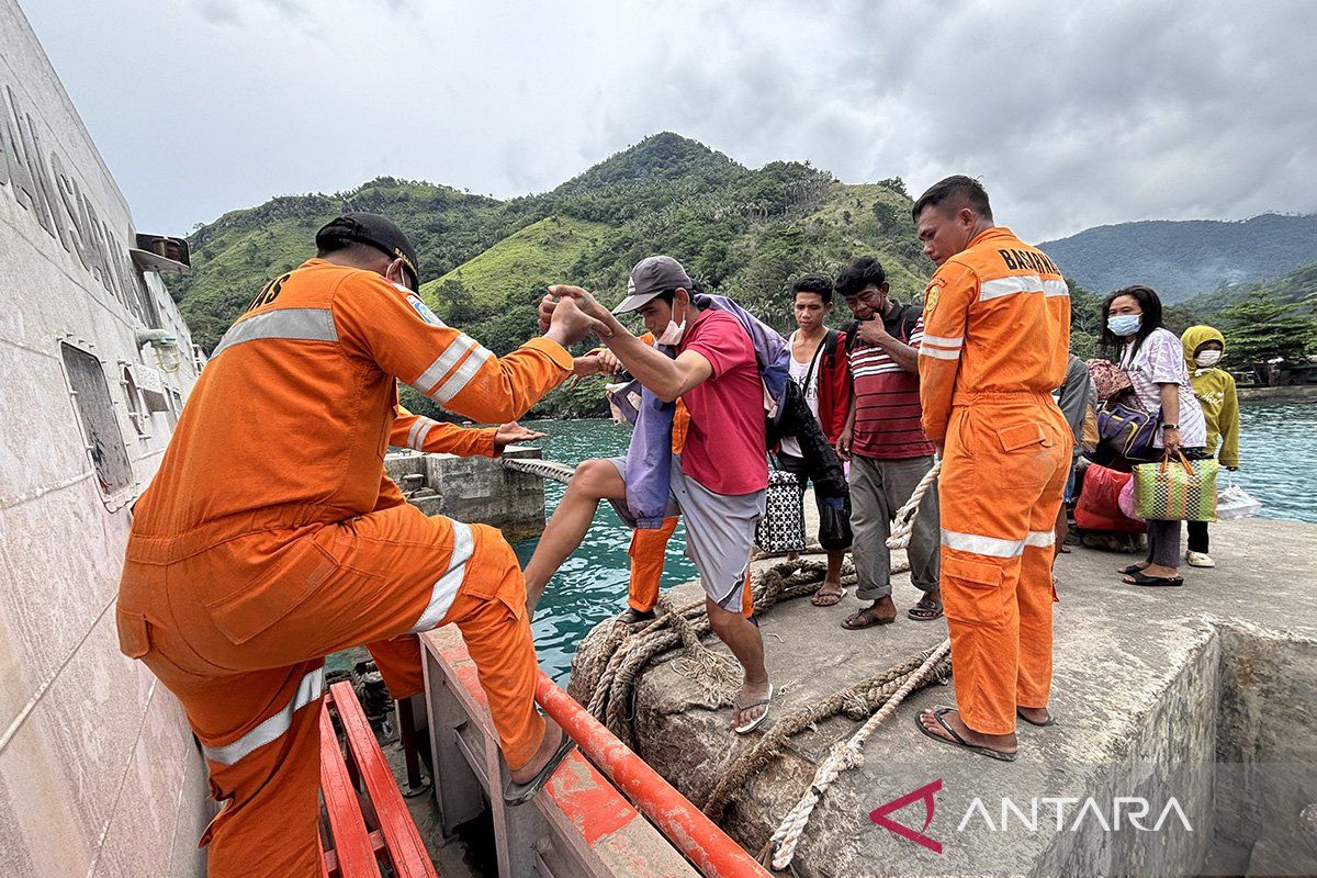 BNPB Evakuasi Ribuan Warga Korban Erupsi Gunung Ruang Keluar Dari Pulau Tagulandang