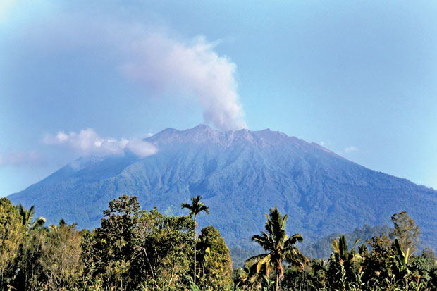 Gunung Raung Belasan Kali Erupsi Dalam Sepekan