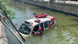 DPRD Surabaya Desak Investigasi Insiden Feeder Wira Wiri Masuk Sungai.