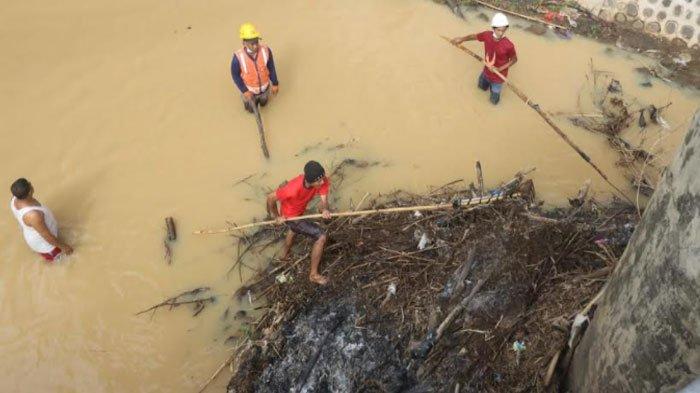 Tumpukan Sampah Ditemukan di Kaki Jembatan Lama Kota Kediri