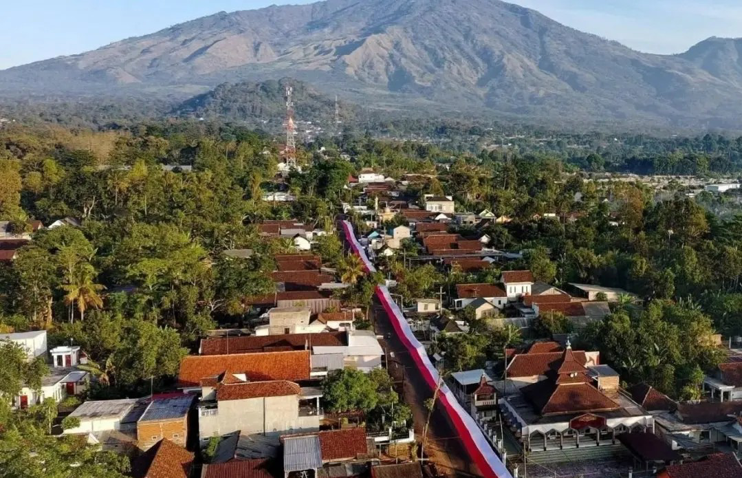 Tiga Bulan Dijahit, Merah Putih Sepanjang 600 Meter Terbentang di Kaki Gunung Arjuno
