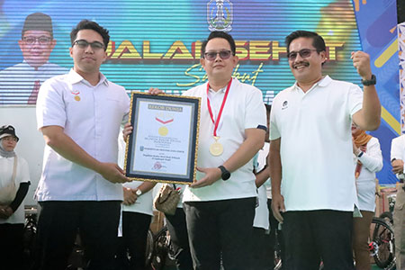 Jatim Cetak Rekor Dunia Kibarkan Bendera Merah Putih Terbanyak di Masjid