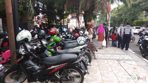Dinas PU Sebut Parkir Liar Sebabkan Trotoar Rusak