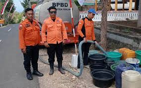 Pemkab Malang Dropping Puluhan Liter Air Bersih