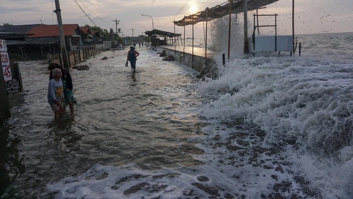 BMKG Peringatkan Bahaya Laut Jatim, Gelombang Tinggi hingga Rob