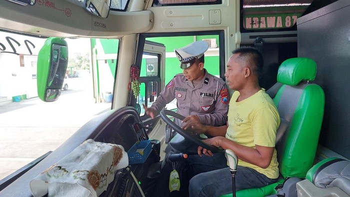 Polres Pasuruan Kota Lakukan Ramp Check Cegah Laka Bus