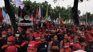 Ribuan Massa Gelar Aksi Demo di Surabaya