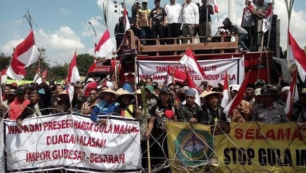 Ratusan Petani Tebu Gelar Aksi Protes di Surabaya