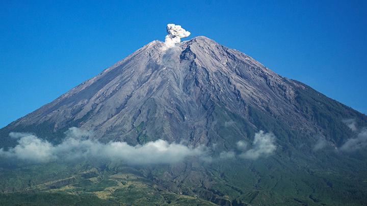 Gunung Semeru Kembali Letuskan Abu Vulkanik hingga Ratusan Meter