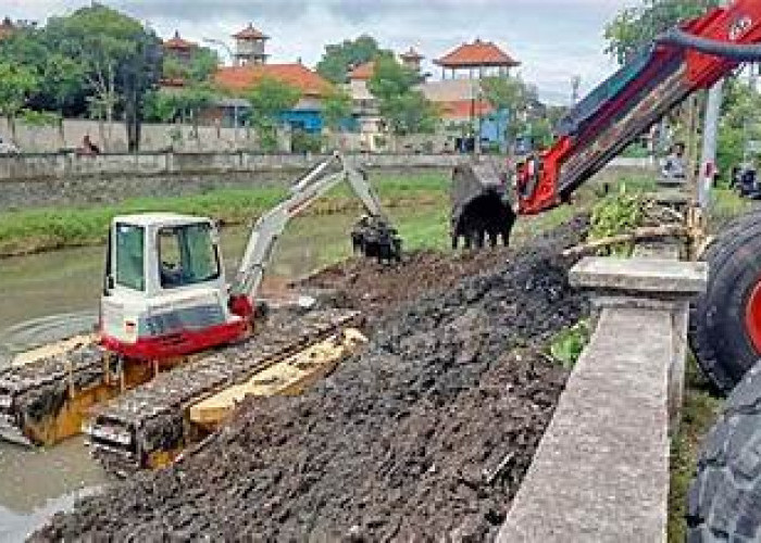 Perlancar  Saluran Irigasi  Dinas PUSDA Kabupaten Malang Keruk Sedimen