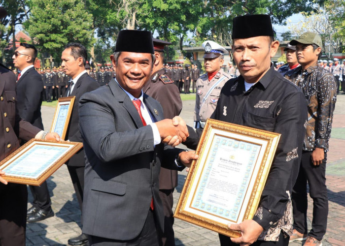 Peringati Hari Bhayangkara, Polres Malang Beri Penghargaan ke Warga