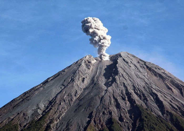 Gunung Semeru Alami Erupsi Hari Ini