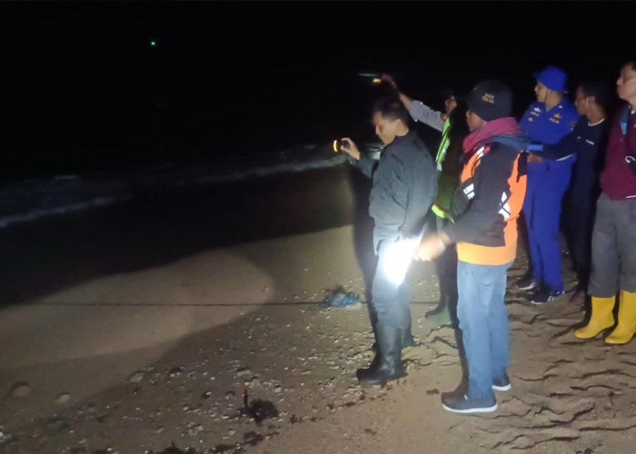 Polres Malang Terjunkan Tim Gabungan Cari Korban Terseret Ombak di Pantai Kondang Merak