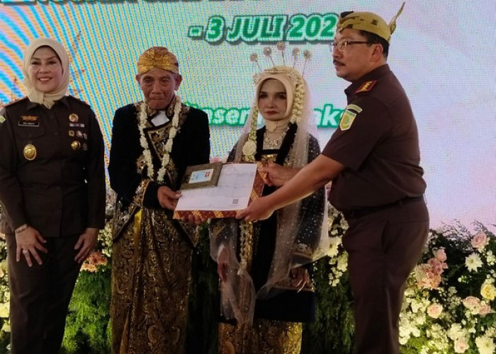 Kejari Kabupaten Malang Gelar Nikah Massal