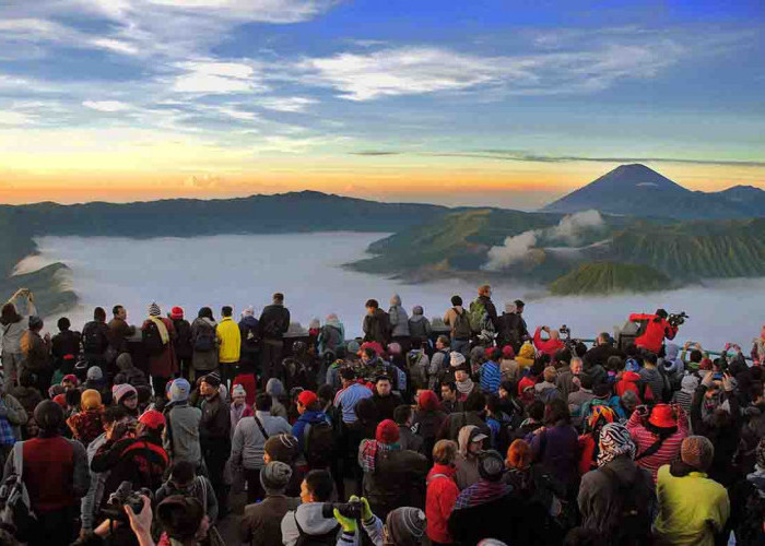 Ribuan Wisatawan Mengunjungi Gunung Bromo di Masa Libur Panjang