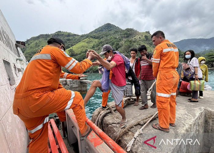 BNPB Evakuasi Ribuan Warga Korban Erupsi Gunung Ruang Keluar Dari Pulau Tagulandang