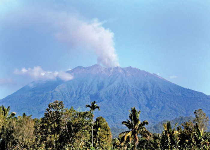 Gunung Raung Belasan Kali Erupsi Dalam Sepekan