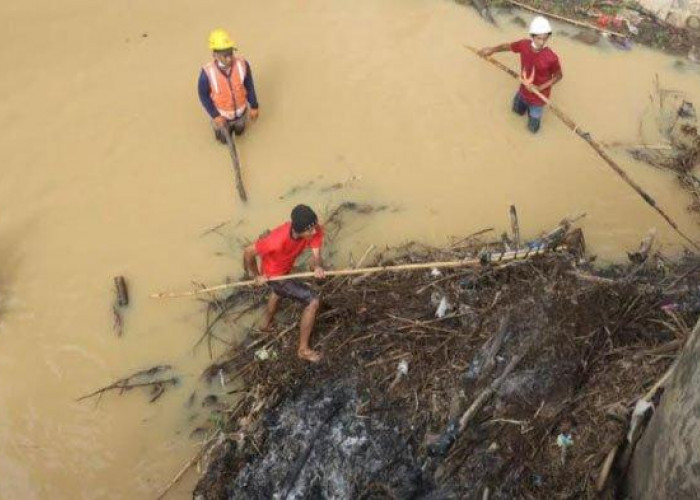 Tumpukan Sampah Ditemukan di Kaki Jembatan Lama Kota Kediri