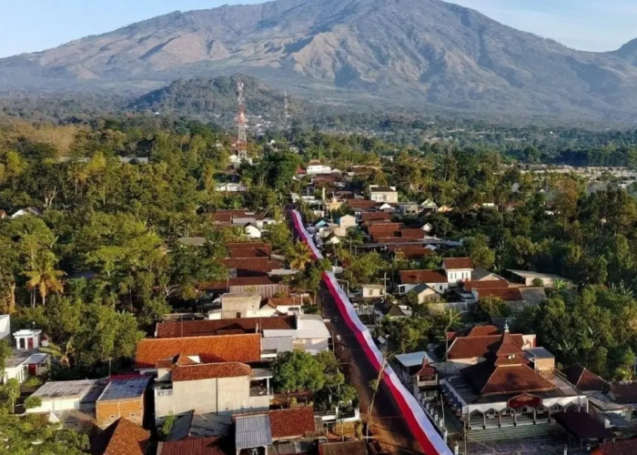 Tiga Bulan Dijahit, Merah Putih Sepanjang 600 Meter Terbentang di Kaki Gunung Arjuno
