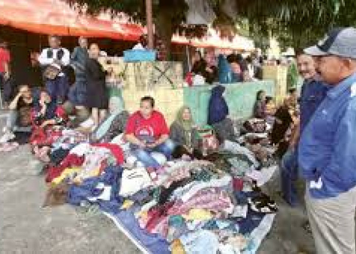 Pedagang Pasar Comboran Terpaksa Berjualan Di Depan Pasar