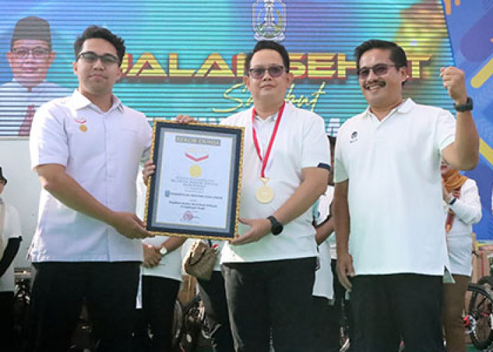 Jatim Cetak Rekor Dunia Kibarkan Bendera Merah Putih Terbanyak di Masjid