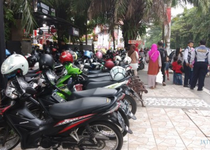 Dinas PU Sebut Parkir Liar Sebabkan Trotoar Rusak