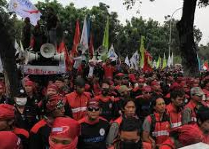 Ribuan Massa Gelar Aksi Demo di Surabaya