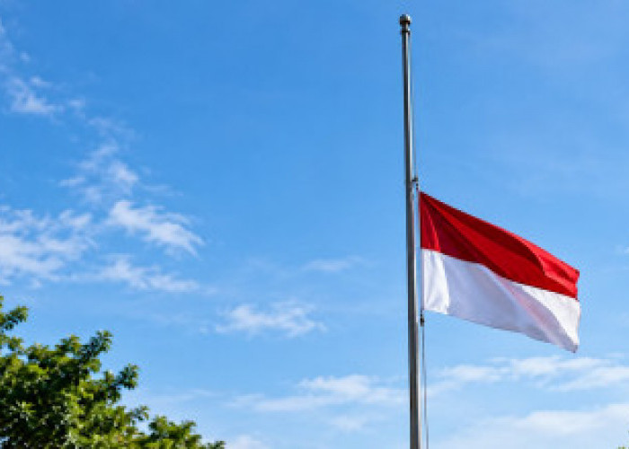 Bukan Sekadar Seremoni, Ini Pesan Khofifah di Balik Pengibaran Bendera Dua Hari