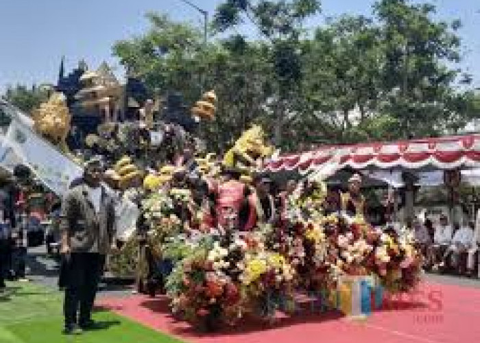 Ribuan Penonton Malang Flower Carnaval 2024 Padati Balai Kota Malang