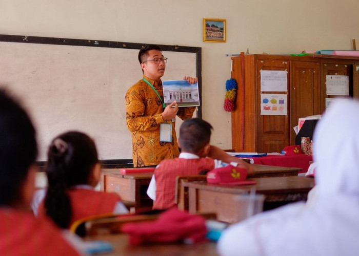 Indonesia Kekurangan Guru, Pakar Ingatkan Solusinya Bukan Sekadar Tambah ASN
