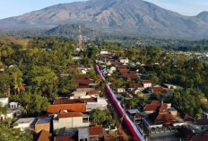 Tiga Bulan Dijahit, Merah Putih Sepanjang 600 Meter Terbentang di Kaki Gunung Arjuno