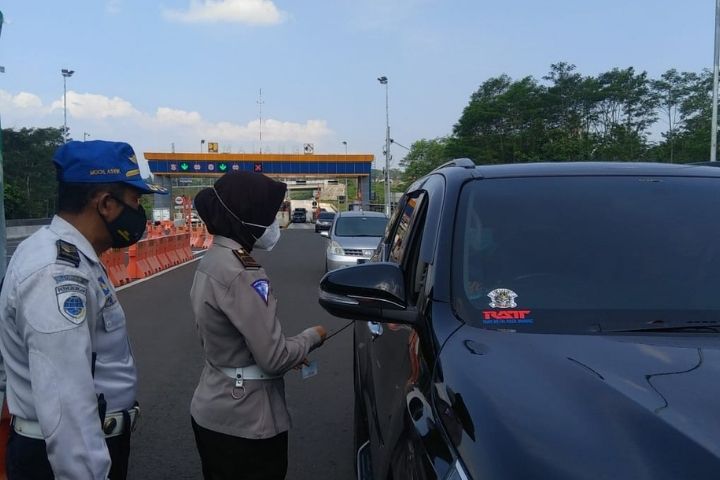 Hari Pertama Pengetatan Pasca Mudik, Puluhan Kendaraan Putar Balik