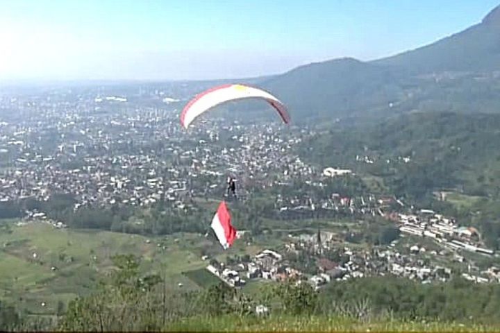 Langit Sunggo Maruto Berkilau di HUT ke-76 RI