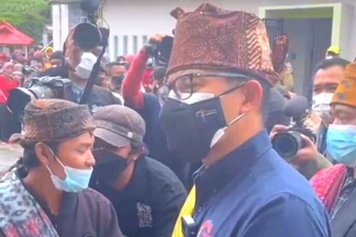 Warga Ranupane Apresiasi Sandiaga Uno: Karpet Usang Masjid Al Barokah Diganti Baru